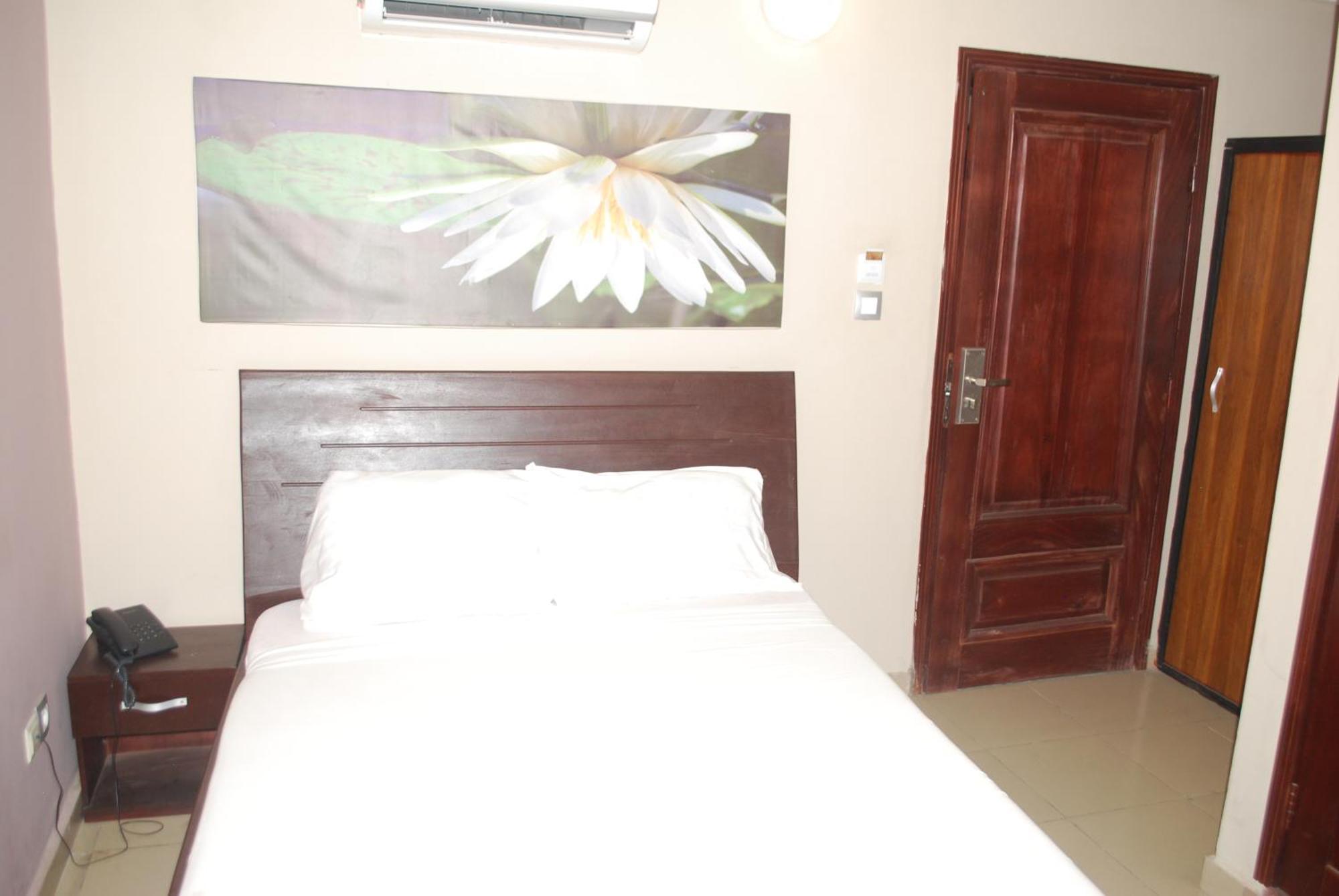 Benin City Center Hotel Котону Екстериор снимка