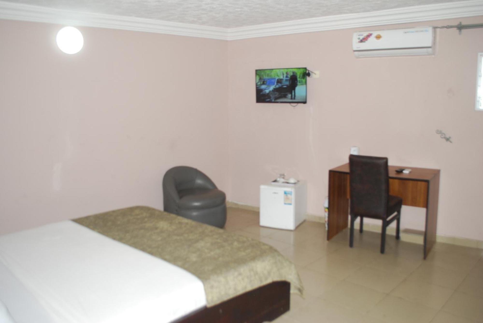 Benin City Center Hotel Котону Екстериор снимка